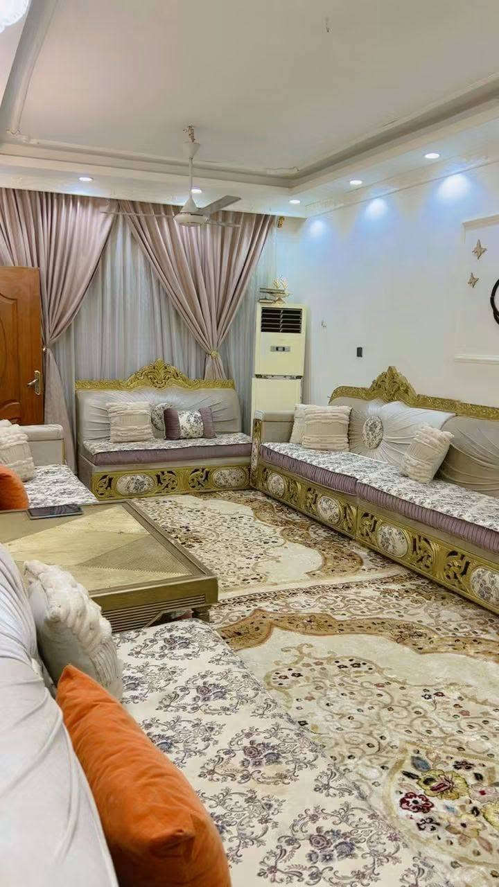 سلام عليكم من رخصت الادمن دار للبيع المساحة ٢٠٠متر يحتوي على غرفه نوم ومطبخ وهول وستقبال في طابق الارضي وثلاث غرف نوم في الطابق الاول ويحتوي على محلات تجارية عدد ٢لبيت عكاده لواجه ١٠ ونزال ٢٠الموقع الأمين الثانية الشارع الرئيسي الفاصل بين لامين والمعلمين قرب الصيدلية النظامية ***********او وات ساب صاحب العقار٠٠٤٤٧٩٥٨٥٧٣٠٩٠
