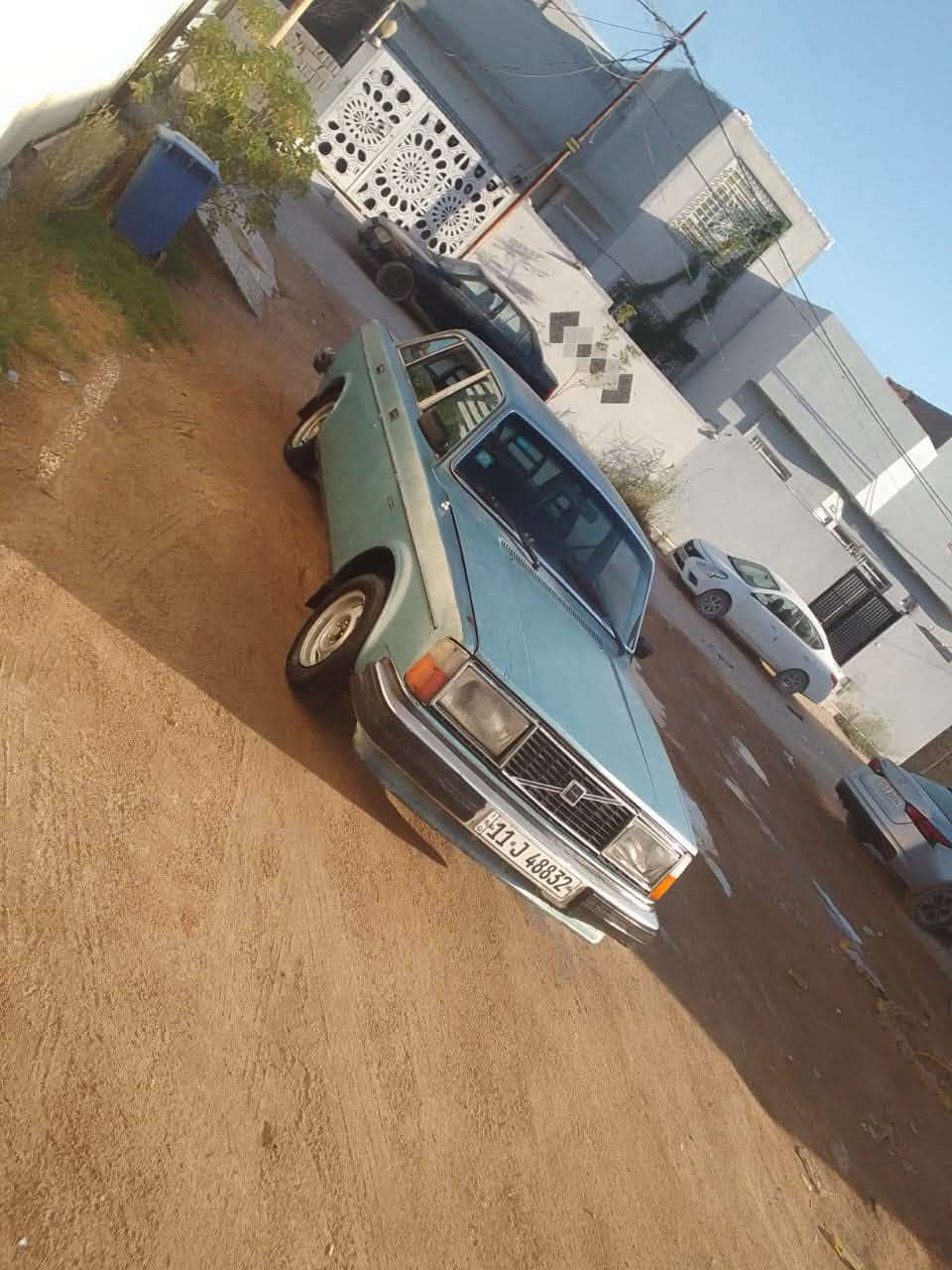 سلام عليكم 
فالفو 240 حجم 1980 
مكينه جديده كير عادي جديد 
حداديه 100/80 
تخم تاير 
باتري جديد 
كهربائيات كامله 
بدون ضربه بدون تبديل وبدون صبغ 
رقم نكليزي بغداد 
سياره بلاديه وكامله ع اخير 
مكلف بالنشر رقم صاحب السياره 
***********
بدر صالح
