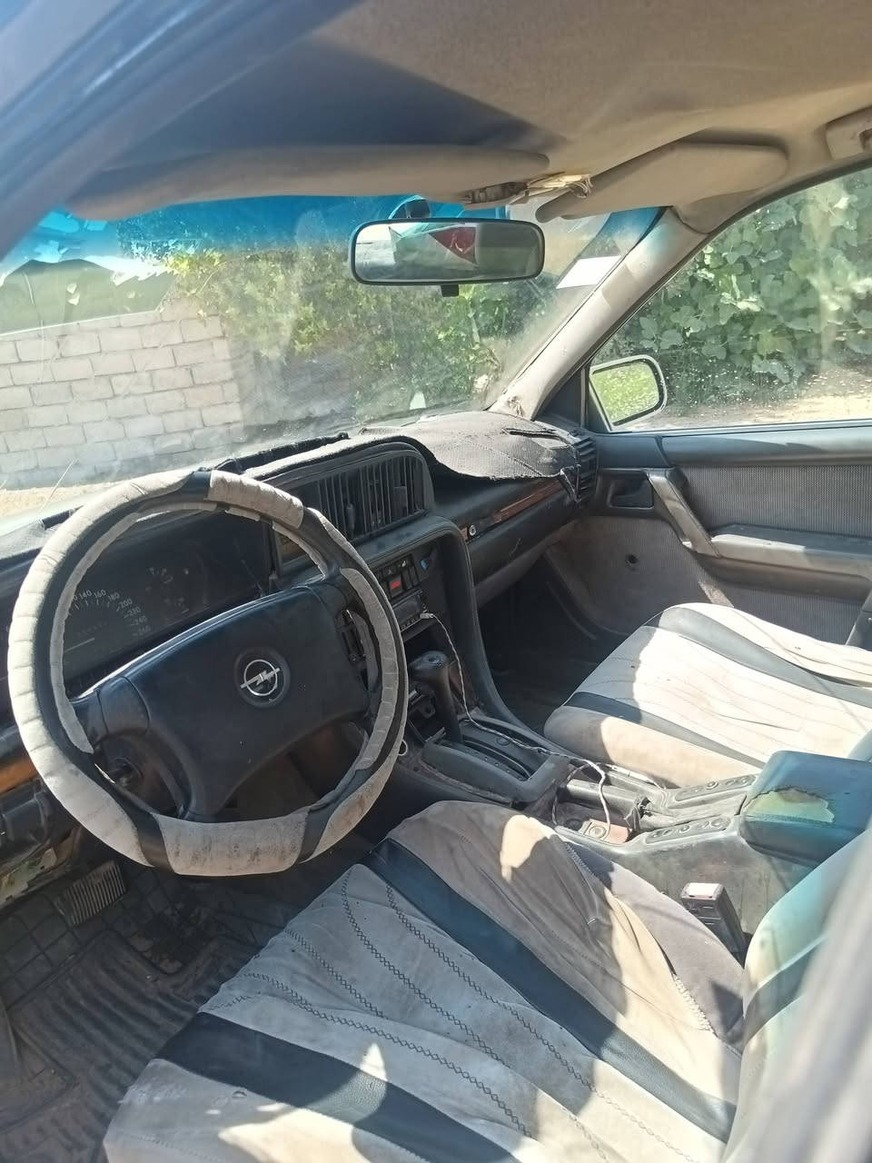 اوبل سيناتور موديل 1991 محرك 26 كير اوتماتيك سيارة جاهزة تراي وين ما تريد ، رقمها نينوى دولي مسطرة باسمي هزة قبل شهر سنوية إلى 2031 
للمرلوس فقط بسيارة 7 راكب 
***********
