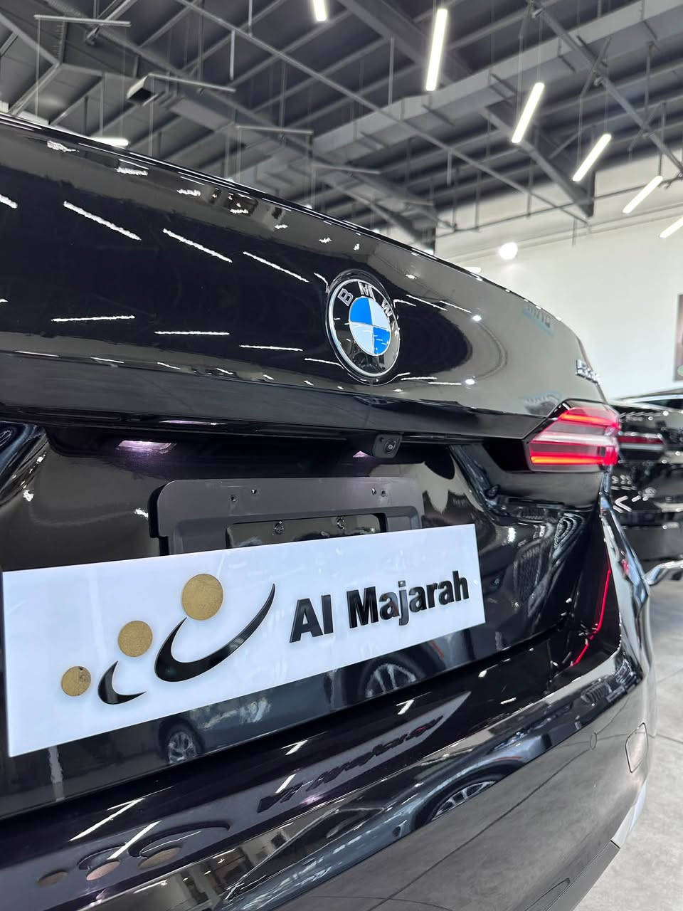 سلاام وعليكم ورحمه لله

2025✨

BMW 530i موديل 2024 (الجيل الجديد G60) - أسود ملوكي 🖤✨
أحدث جيل من الفئة الخامسة لـ BMW، يجمع بين الفخامة المطلقة، التكنولوجيا الحديثة والأداء القوي!
⚙️ المواصفات والميزات الأساسية:
 المحرك: 2.0L TwinPower Turbo (4 سلندر) مدعوم بنظام 48V Mild-Hybrid لتوفير ممتاز في استهلاك الوقود.  
 القوة: 255 حصان (255 hp) وعزم دوران 400 نيوتن متر.
 ناقل الحركة (الغير): أوتوماتيك 8 سرعات (Steptronic Sport).
 التصميم الخارجي: لون أسود ميتاليك لامع، شبك أمامي مميز بالكروم المات، إضاءة أوتوماتيكية ذكية Adaptive LED.  
 التكنولوجيا والأمان:
 نظام كاميرات 360 درجة (Surround View).  
 رادارات أمامية وخلفية مع أنظمة المساعدة على القيادة وتحديد المسار.
 الشاشة الشاشات المزدوجة المُنحنية (BMW Curved Display) بنظام iDrive 8.5 الحديث.
 عجلات (جنوط) أصلية قياس 19 إنش.  
📍 الموقع: معرض المجرة لتجارة السيارات (Al Majarah Car Trading)
☎️***********
