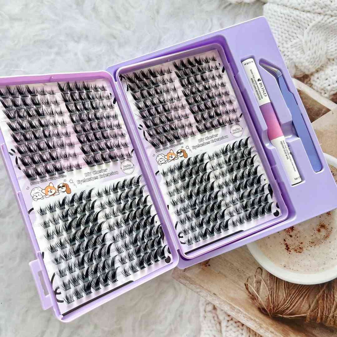🫧السعر: 10,000 فقط🫧
مجموعة رموش صناعية مجزأة (DIY Cluster Eyelashes Kit)
تتكون المجموعة من علبة بنفسجية متكاملة مصممة لتركيب الرموش في المنزل بسهولة:  
 الرموش (DIY Clusters): تشكيلة واسعة من باقات الرموش الفردية بتصميم كثيف ومختلف الأطوال لتنسيق الإطلالة حسب الرغبة.  
 أنبوب لاصق ومثبت (Bond & Seal): أنبوب ثنائي الطرف يحتوي على لاصق لتثبيت الرموش، ومثبت (Seal) لضمان حمايتها واستمرارها طوال اليوم.  
 ملقط تركيب (Tweezers): ملقط معدني باللون البنفسجي بتصميم دقيق ومنحني يسهل التقاط الرموش وتثبيتها عند خط الرموش الطبيعية.
