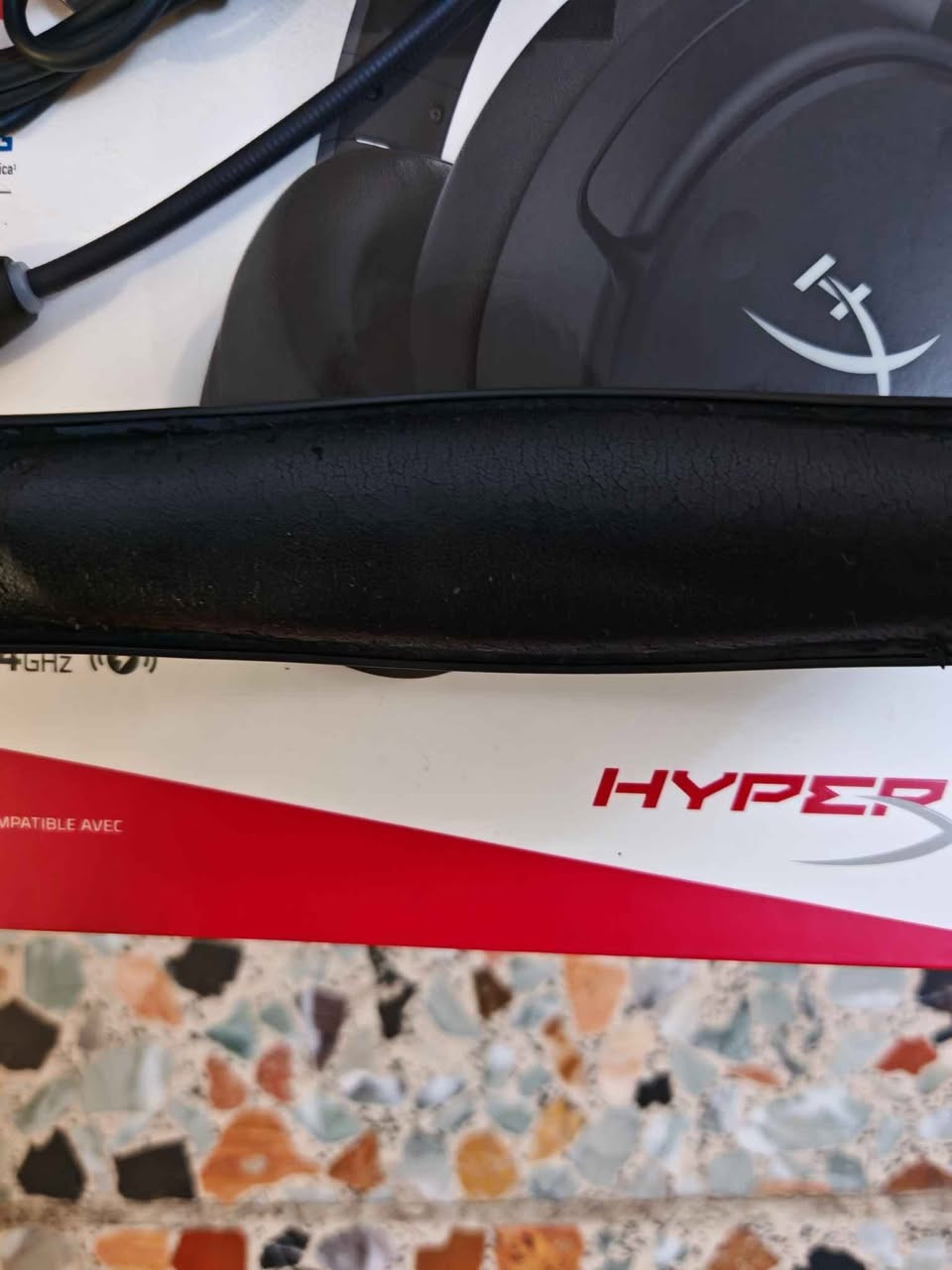للبيع هايبر اكس كلاود فلايت اس وايرليس مستعمل نظيف جدا (HyperX Cloud Flight S Wireless)

سماعة ألعاب لاسلكية احترافية من هايبر اكس HyperX، بحالة نظيفة جداً واستعمال شخصي قليل البطارية بعدها ميه بالميه 30 ساعه، فقط جلد الرأس الهيدباند واكع منه اثر التنظيف موضح بالصور وتكدر تبدله بالصناعه او اي احد عنده اكسسوارات سماعات.

السماعة تعمل بشكل ممتاز، وجميع الوظائف والأزرار والمايكروفون والاتصال اللاسلكي شغالة، وتأتي مع الكارتون الأصلي وجميع الملحقات.

 أهم المميزات
 اتصال لاسلكي 2.4GHz
اتصال سريع ومستقر بدون تأخير ملحوظ، عن طريق USB Wireless Adapter.

 صوت قوي وواضح
درايفرات بحجم 50mm تعطي صوتاً واضحاً وقوياً للألعاب، الأفلام والموسيقى.

 تقنية Virtual 7.1 Surround Sound
صوت محيطي افتراضي يساعد على تحديد اتجاه الخطوات، الطلقات والأصوات داخل الألعاب.

 عمر البطارية يصل إلى حوالي 30 ساعة حسب مستوى الصوت وطريقة الاستخدام.

 شحن لاسلكي Qi
تدعم الشحن اللاسلكي باستخدام قاعدة شحن متوافقة مع معيار Qi، بالإضافة إلى الشحن عن طريق USB.

 مايكروفون قابل للفصل
مايكروفون Noise-Cancelling قابل للفصل، مع زر لكتم الصوت ومؤشر LED.

 تقنية Mic Monitoring
إمكانية سماع صوتك أثناء التحدث.

 التحكم بصوت اللعبة والمحادثة بشكل منفصل
يمكن تعديل توازن Game / Chat مباشرة من السماعة.

 أزرار تحكم مباشرة على السماعة
التحكم بالصوت، التشغيل، كتم المايك، تشغيل/إيقاف 7.1 وغيرها بدون الحاجة لاستخدام الحاسبة.

 وسادات أذن مريحة مناسبة لجلسات اللعب الطويلة.

 برنامج HyperX NGENUITY
إمكانية تخصيص بعض إعدادات السماعة والأزرار من خلال البرنامج.

 المواصفات الاخرئ
• مدى الاتصال: يصل إلى 20 متر تقريباً
• الاستجابة الترددية: 10Hz – 20kHz
• المقاومة: 32Ω
• الوزن: حوالي 310g
• الوزن مع المايكروفون: حوالي 320g

 المحتويات

 السماعة HyperX Cloud Flight S
 المايكروفون الأصلي القابل للفصل
 USB Wireless Adapter الأصلي
 كيبل الشحن USB
 الكارتون الأصلي
 جميع الملحقات الأصلية الموجودة معها

 الحالة
 نظيفة جداً واستعمال شخصي قليل
 بدون كسر
 الصوت يعمل بشكل ممتاز
 الاتصال اللاسلكي يعمل بشكل ممتاز
 المايكروفون يعمل بشكل ممتاز
 جميع الأزرار والتحكمات تعمل

 الموقع: بغداد، الغدير قرب الربيع سنتر

 السعر: 115،000 دينار عراقي بي مجال بسيط جدا

 المعاينة والتجربة متاحة قبل الشراء.

 يوجد توصيل لبغداد المحافظات

 للمهتمين، مراسلة خاص او على رقم الهاتف 
*********** بغداد, العراق
