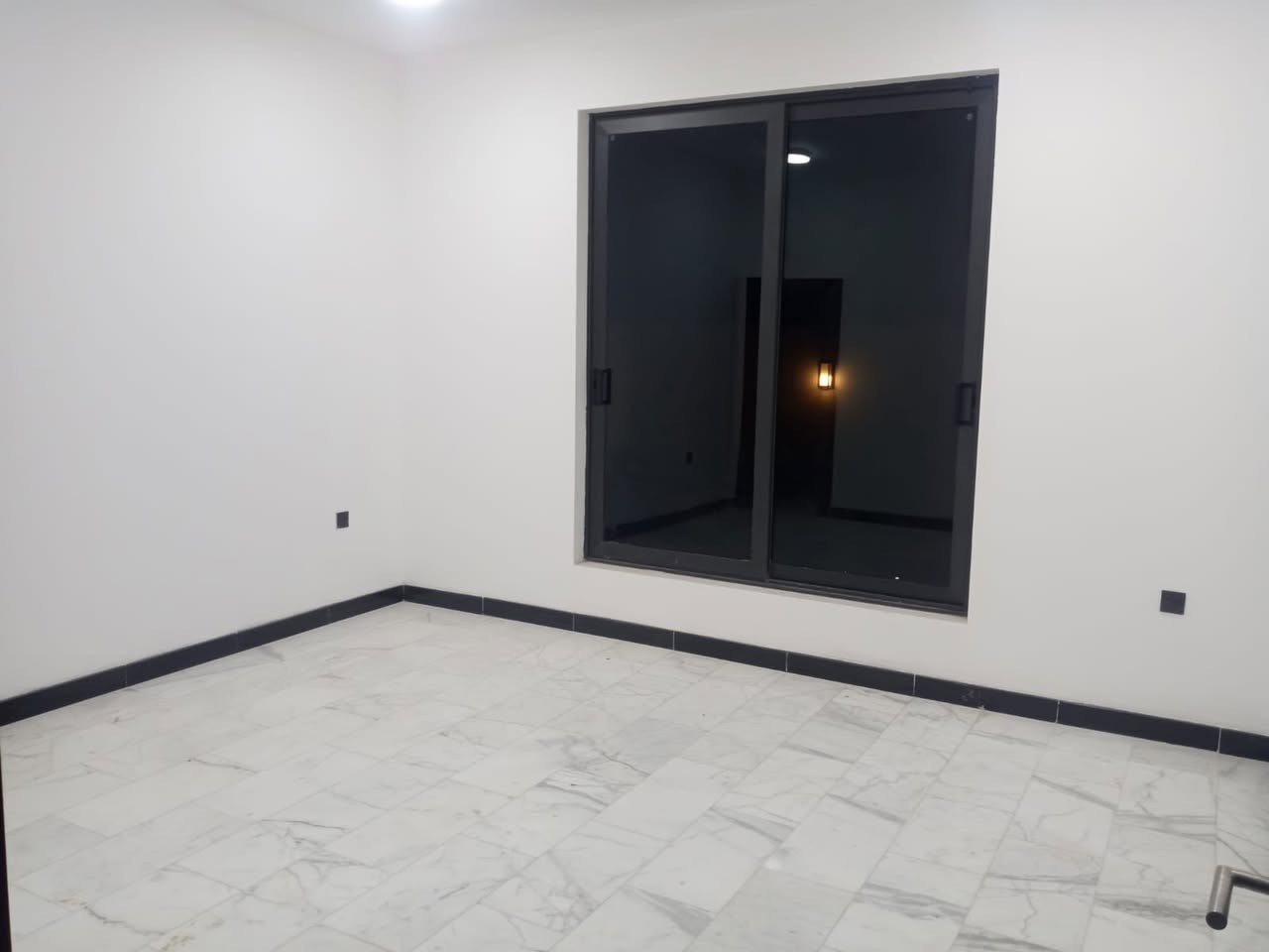 للإيجار • ٥ دور • ٤٠٠م و ٥٠٠م