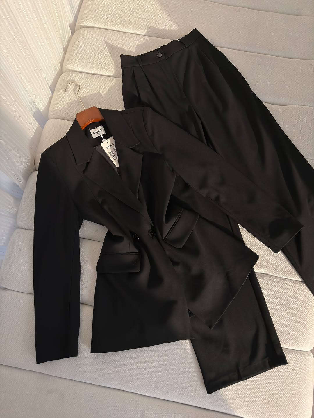 اختاري إطلالة تبقى حلوة بكل صورج 🎓🤍
طقم رسمي بقصّة راقية ومرتبة، يجمع بين الفخامة والبساطة ويعطي لوك أنيق بدون مبالغة ✨

الطقم يتكوّن من بليزر رسمي بقصّة محددة، ياخة كلاسيكية، أزرار أمامية وجيوب بتفاصيل مرتبة، ويا بنطرون واسع بقصّة رسمية وكسرات من الأمام؛ تنسيق متكامل ينفع للتخرج، المناقشات، الدوام والمناسبات الرسمية. 🤍

الألوان المتوفرة :
رصاصي 🩶 | جوزي 🤎 | ماروني 🍷 | زيتي 🫒 | كحلي غامق 💙 | أسود 🖤

وإذا محتارة شنو تلبسين تحت روب التخرج؟ 🎓
هذا الطقم اختيار يخلي إطلالتج مرتبة وفخمة حتى من تشيلين الروب ✨

متوفر لدى أزياء غالية 🌸
اختاري لونج وقياسج وخلي إطلالة التخرج علينا 🤍

🚚 توصيل جميع محافظات العراق بـ 5 آلاف عيني ❤️⁩

📍 نستقبلكم داخل أزياء غالية:
من 8 صباحاً إلى 9 مساءً ❤️

📩 الرد على الرسائل وتثبيت الطلبات:
من 10 صباحاً إلى 8 مساءً

🔥 انتظروا باقي الموديلات الجديدة… لأن اللي جاي أقوى! ✅
