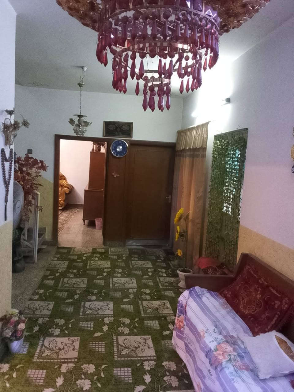 بيت قديم كلش نظيف طابو صرف موقع مميز حله الخسرويه قرب المتنزه مساحه 330منر يتكون من حديقه كراج مجمعات صحيه داخل وخارج واستقبال وهول ومطبخ وثلاث غرف نوم كبيره  عرض شارع 15متر للاستفسار الاتصال على الرقم ***********
