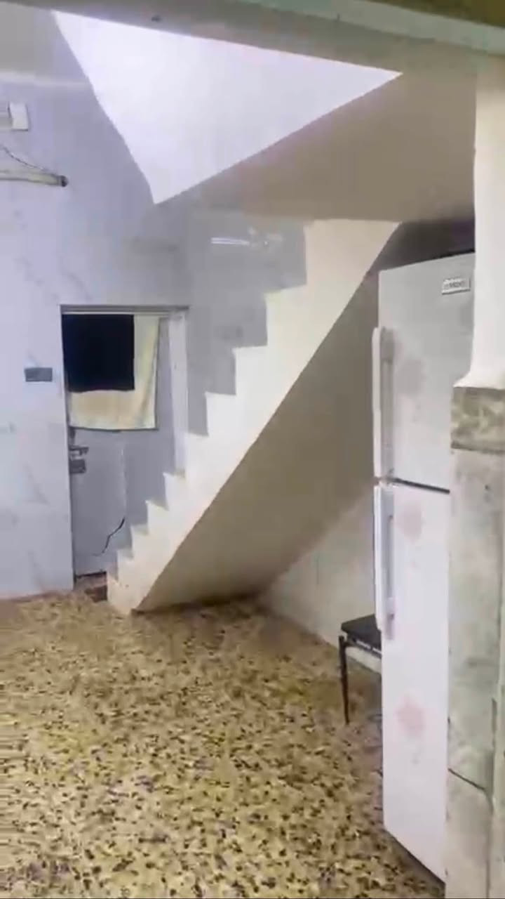 بيت طابق ونص للبيع في منطقه الكزيزه طابو ملك صرف مساحه 75متر الطابق الاول يحتوي على ديوانيه وصاله ومطبخ وصحيات والثاني يحتوي على غرفه جاهزه البناء والثانيه ماكامله السعر 80مليون وبي مجال
واتس ***********
