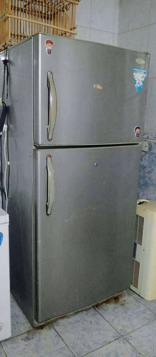 ثلاجه نضيفه كدامكم السعر ١٦٠ بيهه مجال قليل  تواصل على الرقم *********** بي واتساب
