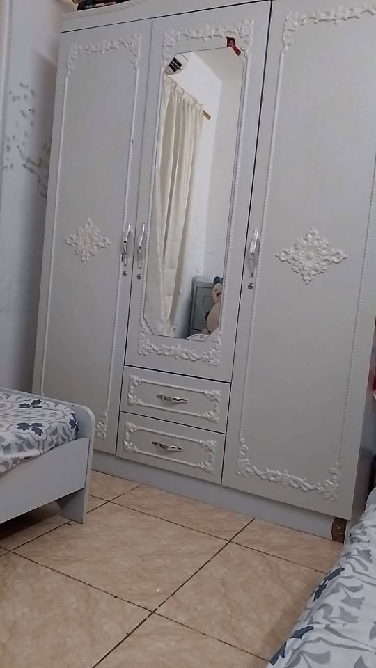 اثاث للبيع موقعي السيديه
‭***********‬ رقم التواصل
 غرفة النوم 500 
 غرفة الاطفال 350 
 تخم مخزن قلاب تركي500
 كاونتر تفصال 400
  سبلت 350
 وسبلت انفيرت600
 سبلت واحــد طن 350 
 غساله فيستل150
 اسعارهم قفل
