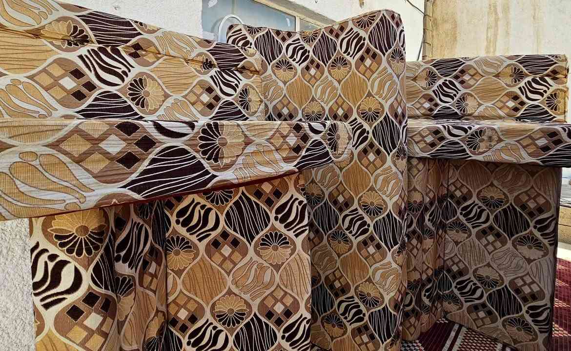 ديوان أو جلسة عربية اسفنج عالي 12 قطعة قياس 14 الى 15 متر تقريبآ تكون  24 مقعد نظام قنفات الدوشك و الضهر متصل
 نضيفه سعره 260 و بيه مجال
*********** / سوق الشيوخ
