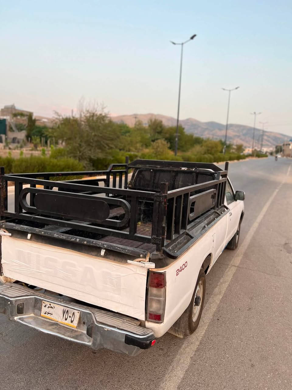 نیسان تاک 5 قولاپ 
٢٠٠٢ تەبریدە 
چوار تایەی لۆک لە ژێرە 
ئارم پلاستیک سلێمانی ئارمو ئەوەلیات بە شەرت هەموو شتێ
دوو پارچەی رەشە پێشو دوا کەپس 
گێروو مەکینەو تەقەو رەقە بەشەرد 
دینارێ نوقسانی نییە  
گۆرینەوەش ئەکەم لەسەر دلگرتن 
72 گەلاوو مەعمەلە 
***********
***********
