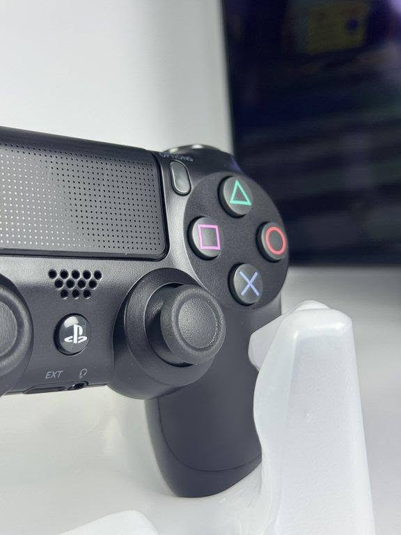 يد تحكم لاسلكية PS4 DualShock 4

استمتع بتجربة لعب مريحة ودقيقة مع يد تحكم DualShock 4 المتوافقة مع جهاز PlayStation 4. تتميز بتصميم مريح، أزرار استجابة سريعة، وعصاتي تحكم تناظريتين تمنحان تحكماً سلساً أثناء اللعب.

المميزات:

اتصال لاسلكي عبر البلوتوث.
لوحة لمس (Touch Pad) مدمجة.
أزرار SHARE و OPTIONS.
مكبر صوت مدمج.
بطارية قابلة لإعادة الشحن.
منفذ Micro USB للشحن.
تصميم مريح للاستخدام لفترات طويلة.
متوافقة مع أجهزة PS4 وبعض أجهزة الكمبيوتر.

محتويات العلبة:

يد تحكم لاسلكية DualShock 4.
كيبل شحن USB.
علبة المنتج.
السعر : 26 توصيل مجاني 
الطلب والحجز : ***********
 او على ماسنجر
