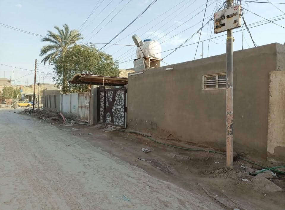 السلام عليكم
بيت للبيع 
الاسكان  الجمعية شارع منجه العلوية الفرع الخامس عن شارع الاسكان
مقابل مطعم وقصابية زين العابدين
المساحه200 متر الواجهه 10 ونزال 20
البيت : قريب على شارع  ثالث بيت عن الشارع 

٢ غرف نوم وصالة واستقبال ومطبخ و طارمة وصيحات داخليه وخارجيه
وغرفة خارجية تصلح محل ايجار او صالون بابها 
داخلي بس ممكن يصير خارجي 

الشارع تبليط وحالياً بي حفريات للانترنيت والماء   

الاستفسار  على الارقام المذكورة 
***********
***********

