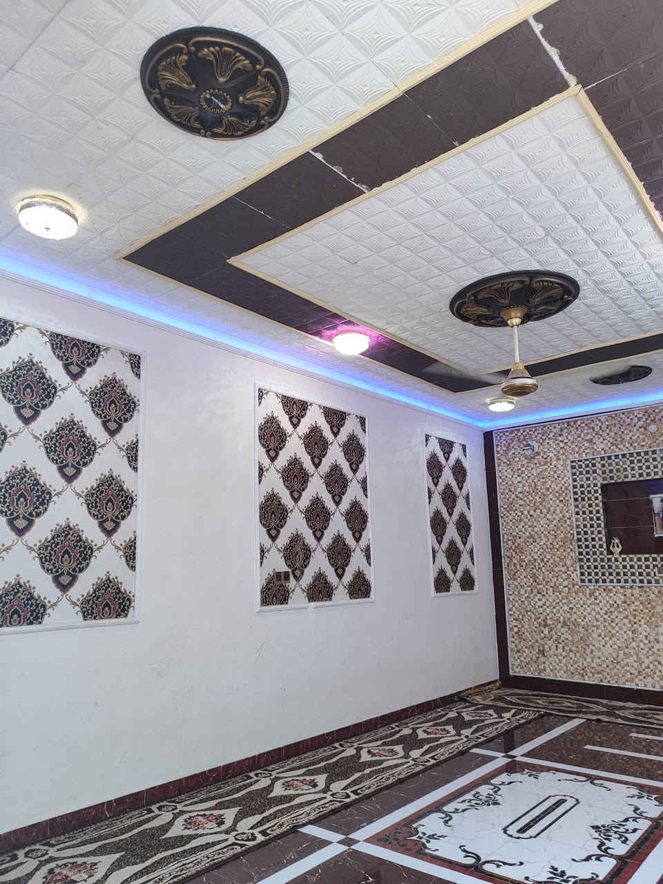 🏡 إعلان بيع بيت بمساحة 200 متر مربع – موقع مميز وخدمات كاملة 🏡
📍 الموقع والمميزات العامة:
المكان: التفيج (يفصله قطاع واحد فقط عن المدارس وحديقة قريبة)
المساحة: 200 متر مربع
الخدمات: ⚡ كهرباء | 💧 ماء | 🛣️ تبليط | 🚽 مجاري | 🔌 مولد قريب | 🌳 ساحة خضراء
🔻 تفاصيل الطابق الأول (مكتمل بالكامل ✅):
✅ استقبال واسع (7 × 4)
✅ صالة كبيرة (8 × 4)
✅ مطبخ (5 × 4)
✅ غرفتين نوم (5 × 4 لكل غرفة)
✅ حمام داخلي
✅ مناور عدد (2)
🔻 تفاصيل الطابق الثاني (مكتمل جزئياً):
✅ صالة (5 × 4)
✅ غرفتين نوم (4 × 3 لكل غرفة)
❌ غرفة نوم كبيرة (7 × 4) — (هيكل غير مكتمل)
❌ غرفة نوم (5 × 4) — (هيكل غير مكتمل)
❌ حمام — (غير مكتمل)
🔻 السطح:
✅ سطح وستارة مكتمل بناء درجة أولى
💰 السعر: خاص عند التواصل
📞 للتواصل والاستفسار: ***********
