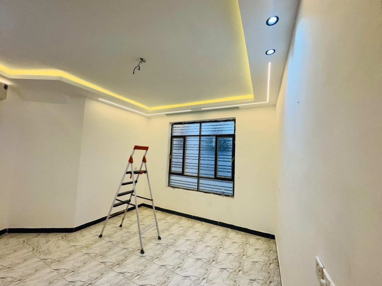 بيت في حي دجله السكني شارع مطعم ساعه البيت معزول طابقين كل طابق غرفه جلوس غرفتين نوم وحمام ومطبخ إيجاره كل شهر مليون