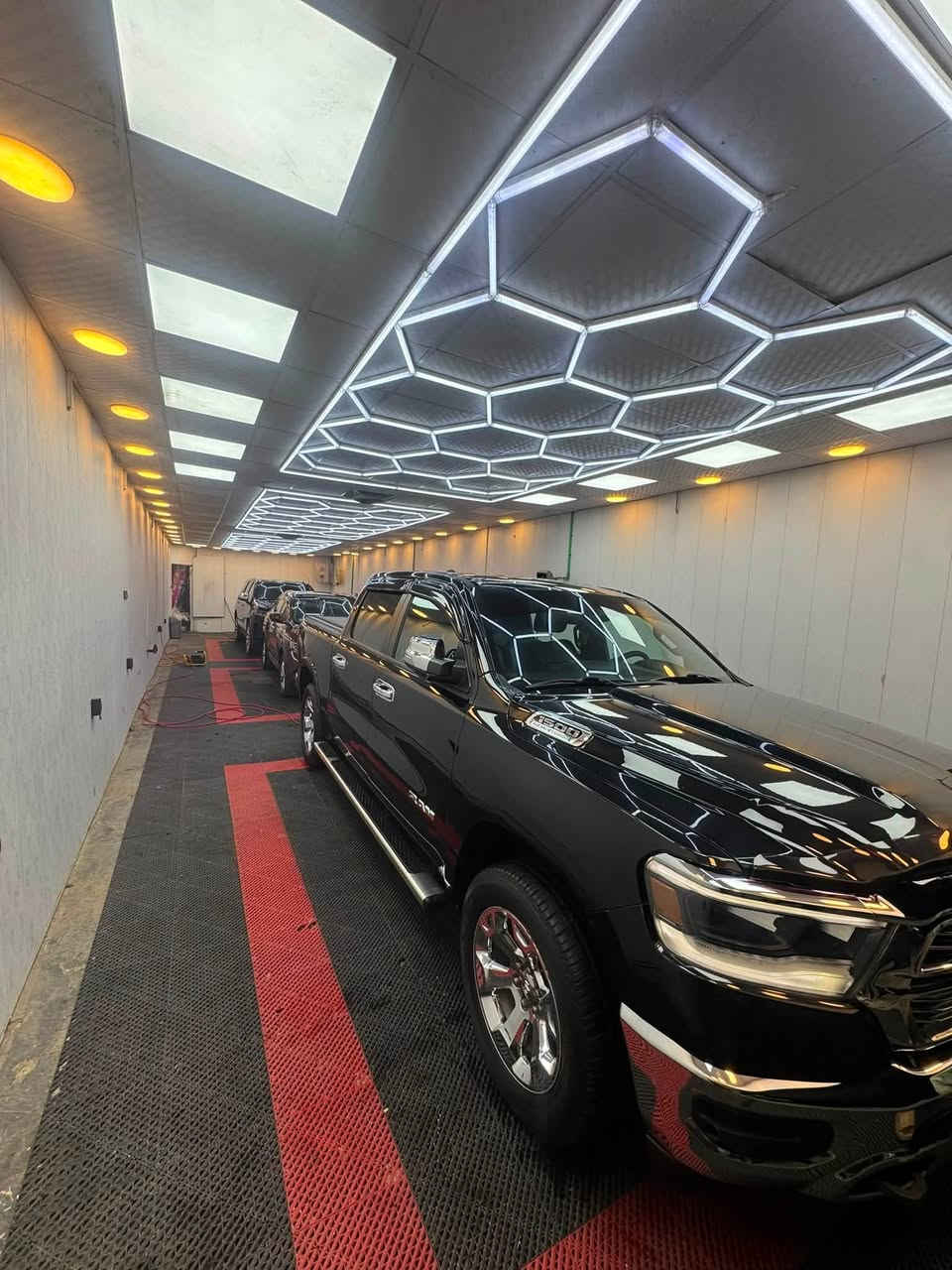 دوج رام لارامي موديل 2024
8سلندر  دفع 4×4 نظام اي تورك 

حادثة بيبان ثنين وتكمة الفوك والجوة والوسطية معمرات ومصبوغات التكم 
لكن البيبان مبدلات نفس اللون 
بجم مكفول من كلشي 
ايرباك فقط صفحة السايق فقط 
اي كلوب ممشتغل بالدشبول 

السيارة ماشية ٤٥  الف مايل  

باب طويل بدي قصير (المرغوب)

المواصفات :

اشاير بالمري ✅

تشغيل عن بعد ✅

نظام تحذير ⚠️ ✅

مري كهربائيه ( شفط ) ✅

منافذ USP / تايب سي ✅

قطعتين تبريد ✅

اماكن تخزين كثيرة ✅

مقعدين الامامية كهرباء  ✅

تحديد سرعه ✅

مشدود علية منظومة غاز شادهة باربيل ايطالية 

وباقي المواصفات المعروفه بالرام  🔥

السيارة باسمي 

السيارة كاملة وجاهزة من كلشي ✅

للاستفسار على صور الحادث والسعر على الرقم او وتساب
***********
