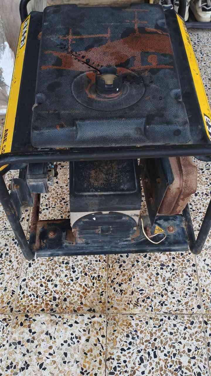 مولد اقصى 5 KV  شغال شرط نص حبل
بي شغله وحدة التانكي مالته من فوك مشكوك و ما يأثر بس ينلحم من فوك بمعجون  سعره 300 و بي مجال بسيط و مكاني تكريت و توصيل ما عندي و هذا رقمي 
***********
