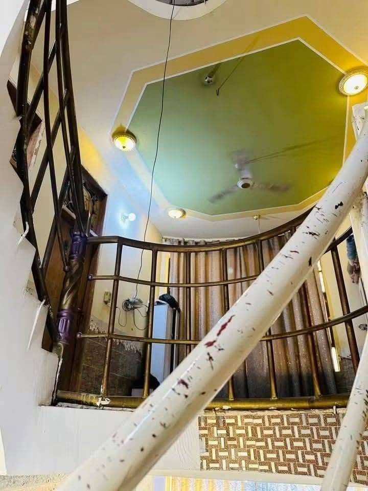 السلام عليكم
بيت للبيع مساحه 140م بيت طابقين الطابق الاول غرفه وصاله واستقبال ومطبخ وصحيات داخليه وخارجيه الطابق الثاني 3 غرف نوم وصاله ومجمع صحيات ومخزن العنوان  الجديده قرب ثانويه الزهراء ثاني بيت بالفرع للاستفسار ***********

