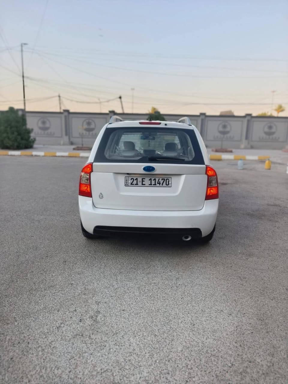 سلام عليكم كيا كارنز مديل ٢٠١٣ وارد خليجي جديده جدا وجاهزه مكينه وكير مامفتوحات برغي ما مفتوح بيهن تبريد وصدر أمامي خلفي وتخم تاير جديد ماشيه ١٥٥ حقيقي دواخل جدد مثل ما موضح بل صور وبل عافيه ع ياخذها سنويه وهزه جديده رقم نكليزي دولي جديد 
مواصفات السياره .. 
فتحه سقف 
مري شفط + اشاير 
كشن كهرباء
سبعه راكب  
شاشه + كامره دواره + كامره أماميه 
سايد بريك بل رجل 
قطعتين تبريد 
سويجات عدد ٢ مال شركه 
بيها صبغ جاملق أمامي وخشم لبنيد وكصت لقماره يم لفتحه اثر تكشير تعرفون بل خليجي يكشر صبغه 
للعنوان سياره بغداد 
رقم الهاتف *********** 
السعر ١٠٧ وبيها مجال بسيط
