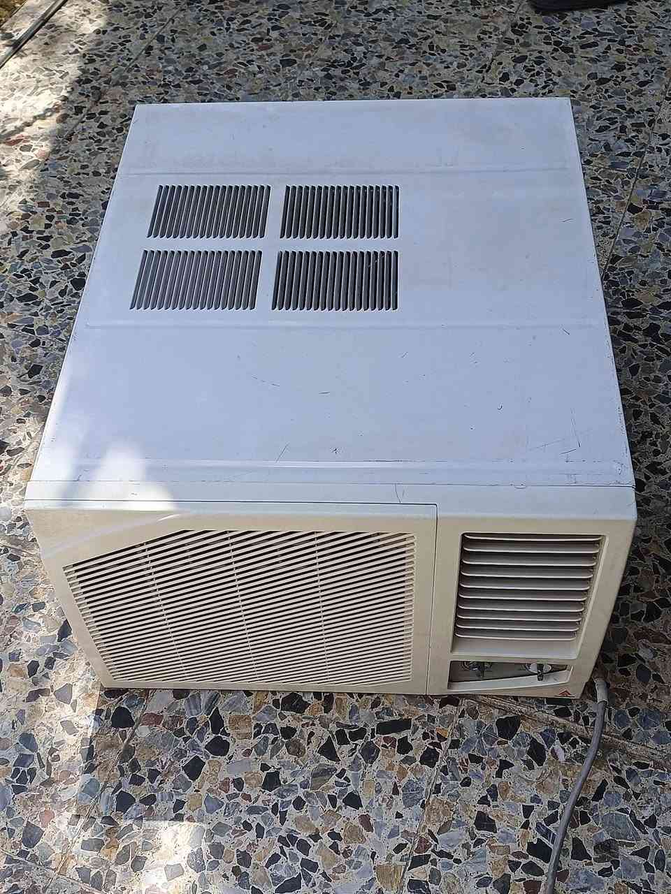 مكيف الحافظ 2 طن 
نظيف كلش استعمال سنتين تبريده ثلج صوته ناعم 
سعره ٢٧٠ وبي مجال بسيط مكاني جسر ديالى 
***********
