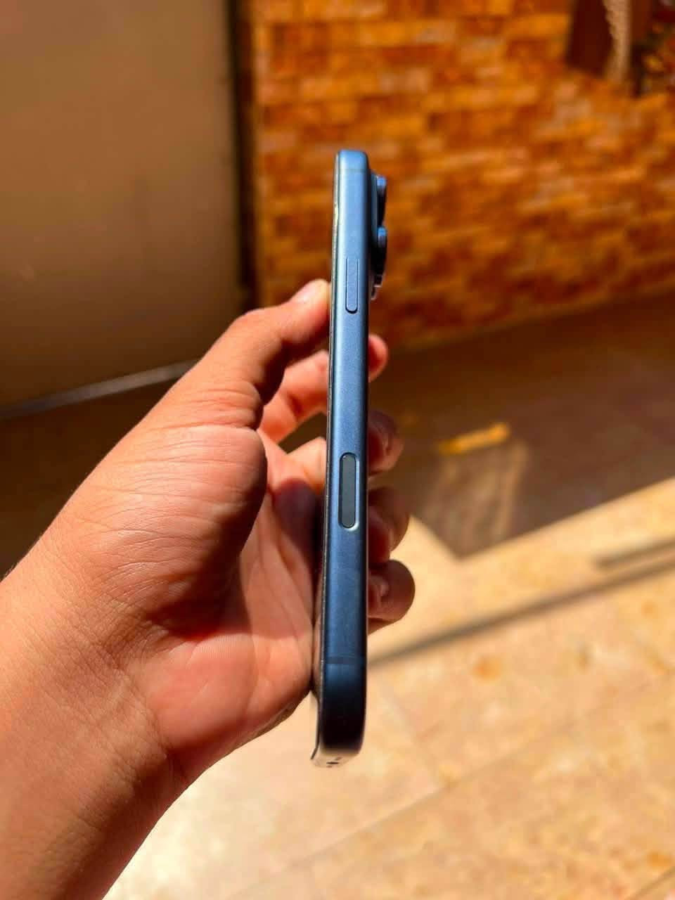 السلام عليكم
* ايفون📲 17 برو ماكس

* اللون نيلي المميز 

* بطاريه 🔋100 عدد شحنات 70

* ذاكره 256 

* نسخة الـ eism

* مكفول كفاله عامه من فتح وتصليح 

* ملحقات كامله

* للتواصل /***********
