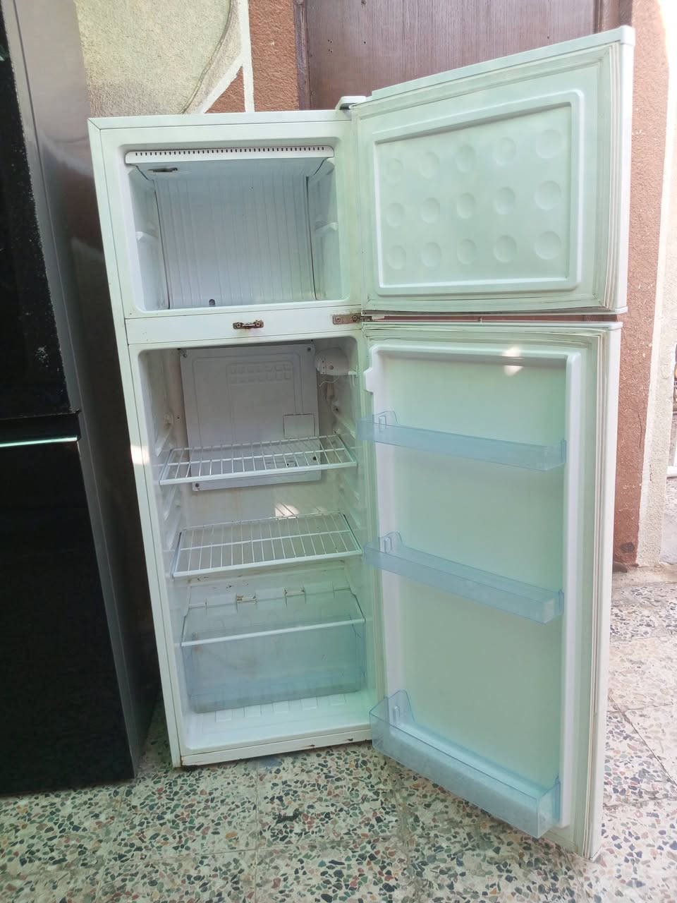 ثلاجه للبيع شغاله شرط الشغل سعر 150 العنوان بصره حيانيه دور الشرطه رقم الهاتف***********
