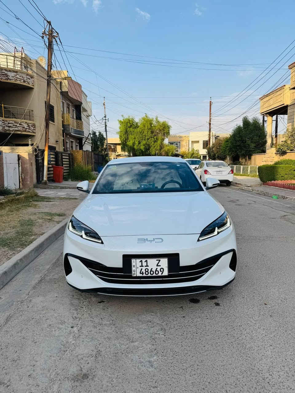 سيل 6 
موديل25 
السيارة تجي اربع كامرات 360 درجه 
بطارية 80 
السيارة ماشيه 22 الف 
السيارة جاهزه من شاشه و كماليات 
بيها بس رصعه بالباب الخلفي 
السيارة عارضها ب25 مليون و بيها مجال 
مكان السيارة بغداد العامرية 
***********
***********
 بي واتساب هم غير متواجد على الفيس رجاءا
