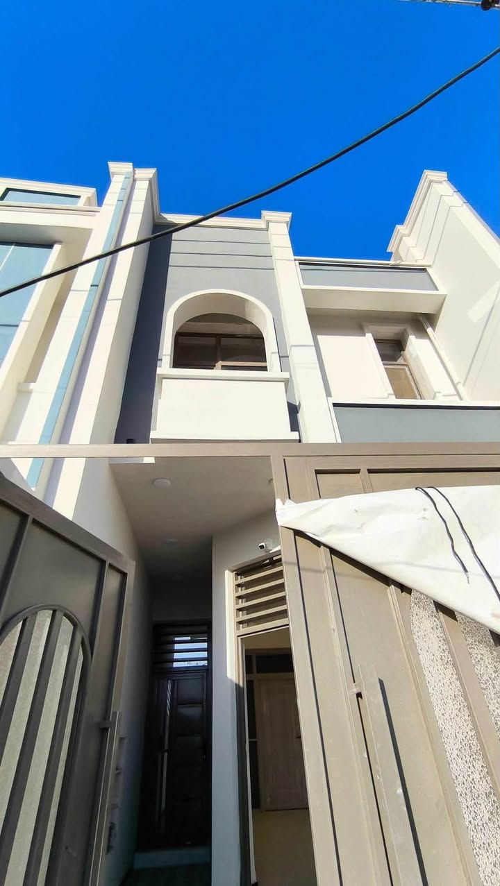 دارين للبيع مساحة ١١٥ متر
مواصفات كل دار 
🏠 صالتين 
غرفة نوم عدد 3 
مطبخ 
استقبال 
صحيات داخليه وخارجيه 

بناء حديث غير مسكون جاهز تسليم مفتاح 
📍 عنوان الدار حي الفرات مقابل مدرسة المتميزات قرب المدرسه الصينية الجديده 
للاستفسار اكثر خاص
او الاتصال ***********
