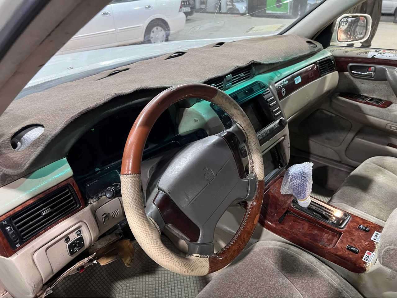 مەلیکە براوە ٢٠٠١ دو دوگمە مەکینەی گەورەیە کراوە بە ڤیڤیتی گێرو مەکینەی بەشەرت چوار کوشن کرەبایە ناو زەردە داشبول نەجەفە سەیارەکە تنو تۆلە نرخی ٣٠ گەلاو یەک تۆز مەجال ***********-*********** حلبجة, السليمانية
