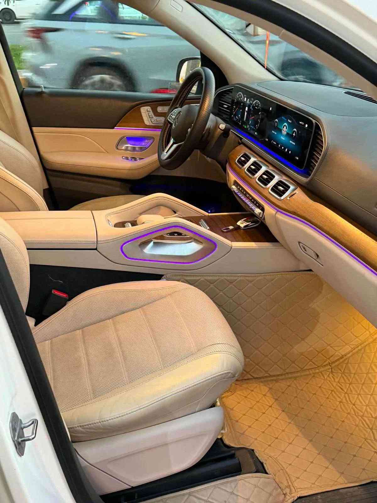السلام عليكم.. للبيع سيارة مرسيدس GLS 580 (المحرك الجبار 8 سلندر)، السيارة قمة بالنظافة، وجاهزة للاستخدام وباسمي تحويل ثاني يوم بمرور بغداد.
 الموديل: 2020
 المحرك: 8 سلندر توين توربو (V8 BiTurbo) سعة 4.0 لتر - قوة وعزم جبار مع تقنية EQ Boost الهجينة.
 الممشى: 62 ألف ميل فقط.
 نظام الدفع: دفع رباعي مستمر (4MATIC).
 الرقم واللوحات: رقم بغداد والسيارة باسمي.
✨ أبرز المواصفات:
 سقف فتحة (سلايد روف).
 3 قطع كراسي (7 مقاعد) جلد طبيعي فاخر تحكم كهربائي كامل.
 كراسي أمامية (تدفئة، تبريد، ومساج بوضعيات متعددة).
 نظام تكييف متطور وعزل حراري تام لكل راكب.
 شاشات Mercedes MBUX الكبيرة تعمل باللمس ونظام صوتي فاخر (Burmester).
 كاميرات 360 درجة (رؤية محيطية كاملة للمساعدة على الركن).
 رادارات متكاملة (تحديد مسار، مانع تصادم، مثبت سرعة تفاعلي).
 نظام تعليق هيدروليك (AIRMATIC) لراحة تامة على الطرقات والمطبات.
 أبواب شفط (Soft-close).
 إضاءة داخلية محيطية Ambient Lighting بـ 64 لوناً.
⚠️ حالة البدي والضرر ():
 السيارة بيها 3 قطع صبغ (جاملغ مبدل ومصبوغ + باب مصبوغ + بنيد مصبوغ).
 ملاحظة  السيارة بدون إيرباغ (ما طاك)، وبدون شاصي ولغد، الدواخل والأساسات كلها سليمة وجاهزة وكالة.
📍 مكان السيارة: بغداد..
📞 للتواصل والاستفسار 
رقم الهاتف: ***********
متواجد واتساب. بغداد, العراق
