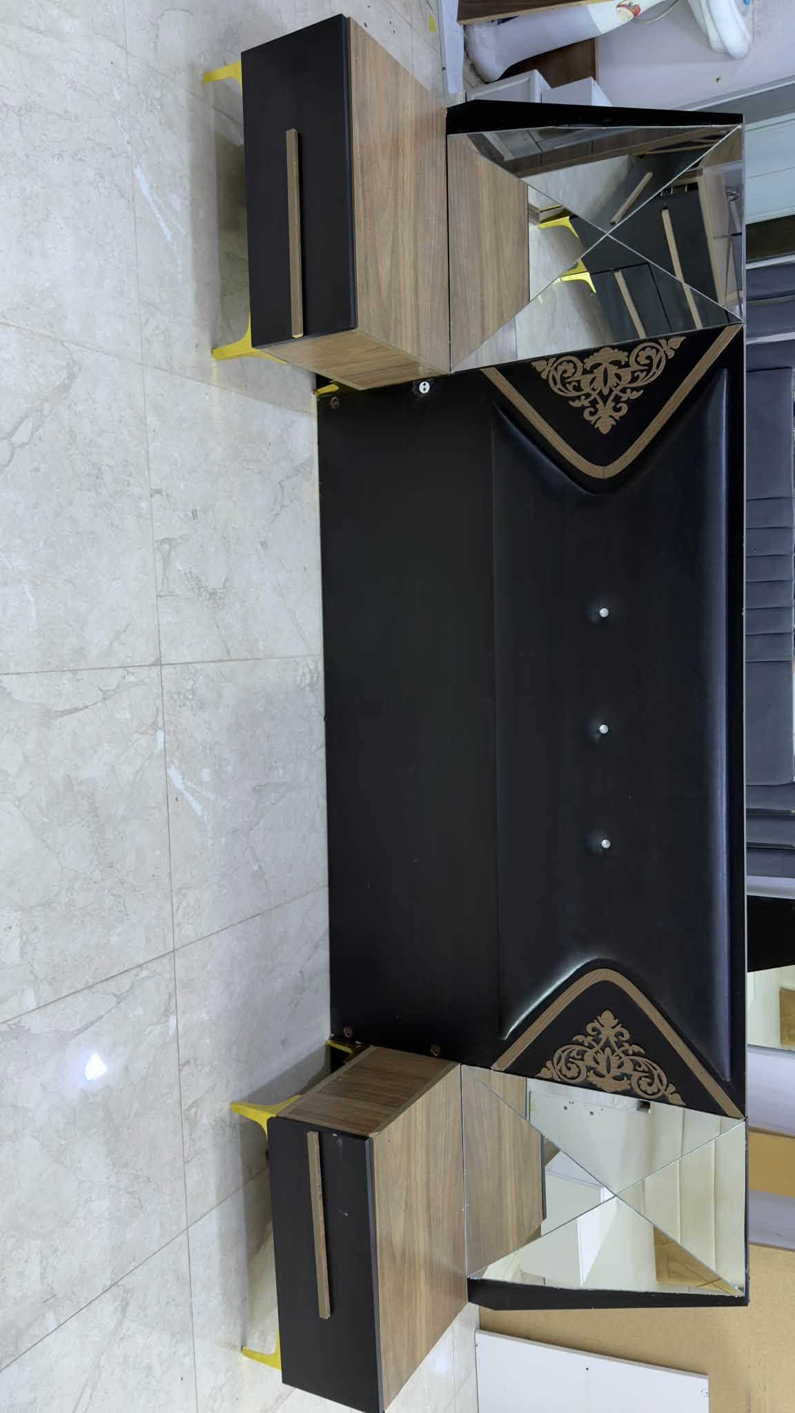 غرفه نوم ماركه لون اسود مطخم جوزي نظافه اخو جديد السعر مع الشد والنقل 550 الف  *********** // ***********
