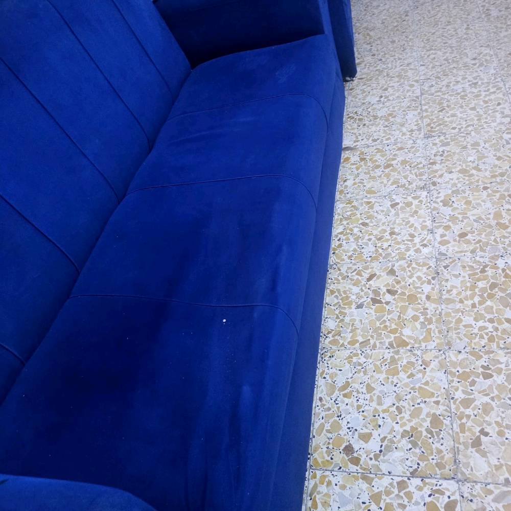 السلام عليكم تخم لون نيلي عملي ونضيف مقاعد ٢سعرهم 35الف رقم الهاتف ***********