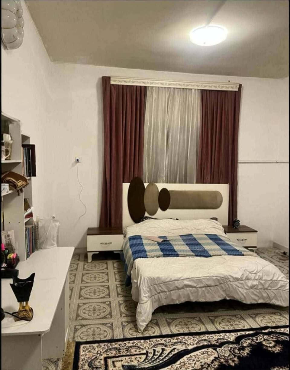 قطع من بيت المساحة ١٠٠ متر
الواجهة ٤ ونزال ٢٥ 
بسعر أرض 
طابو سكني صرف 
يحتوي على كراج واستقبال وصالة وغرفة نوم وترك خلفي وغرفة نوم بالطابق الثاني.  
بداية ام الكبر والغزلان الثانية قرب حسينية الكتاب والعترة 
السعر 135 قفله بدون أي عملة لان ماكو هيج سعر بهذا المربع كله . 
***********
