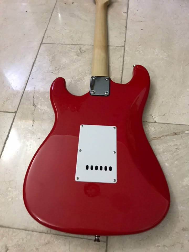 السلام عليكم كيتار كهربائي نوعه squier stratocaster ومكتوب المواصفات على الصوره للبيع مستخدم قليل اشتريته من هذا البيج و ويا ادوات واوتار احتياط السعر ١٥٠ الف بغداد بلديات للاستفسار على هذا الرقم ***********
