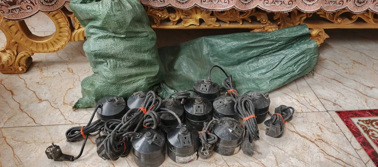 السلام عليكم .
محولات كهرباء من ٢٢٠ فولت الئ ١١٠ فولت 
انكليزية الصنع اصلية .جودة بالتصنيع و قوية عن تجربة .
تفيد للسيستمات الطوابق والمضخمات و الاجهزة الكهربايية التي تعمل بنظام كهرباء ١١٠ فولت  .
متوفر 20 قطعة ..
سعر المحولة 12 الاف نهائي رجاءا .
للاستفسار او المراسلة عالخاص بلا زحمة او 
*********** .البصرة .موجود توصيل شركة .

