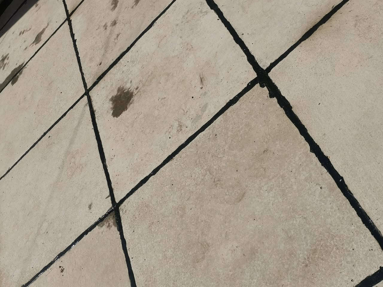 اعاده ماستك مد كوي زفت الجوين تسريب ماء ويضمن تنظيف الصطح قبل العمل وبعده العمل ***********
