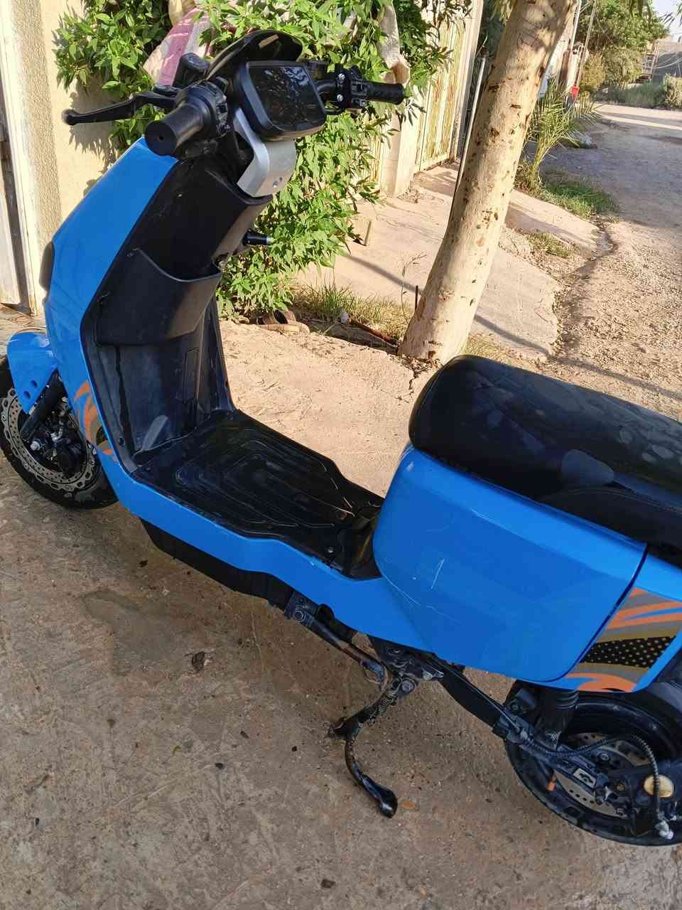 دراجه شحن للبيع موديل حديث بطاريات جديده 4 نمر لايت زنون عالي ناصي و اشاير يمنه يسره بريكات دسك و يجي وياه صندوق و سيبايه و الدراجه كاملة مكمله ما تذب عليه ربع السعر 350 و بيه مجال الاتصال ***********
