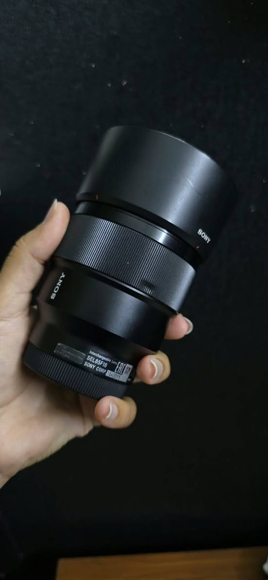 عدسة sony 85mm f1.8
للبيع مستعملة
بيهة ضرر بالبدي بس شغلهة سليم 
للتواصل وتساب ***********
