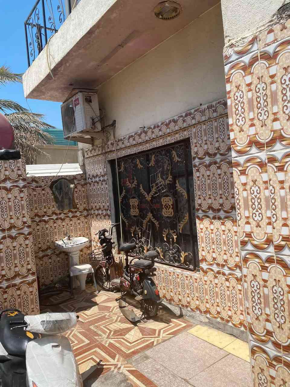 السلام عليكم بيت طابو ملك مساحة200 متر طابقين كامل  ع الشارع العام ثاني فرع بناء 2016 مسلح وكامل البيت مطلوب مصرف العقاري 70 مليون سعر235 يعني ال70 مليون اذا تريد تقسطهن نسوي مداور دين يصير البيت بسمك  وانت تسدد للمصرف بل شهر400  او تريد تدفع كاش واحنا نوفيهن البيت نضيف فقط السطع يرادله ادامه  رقمي***********
 ‭***********‬
