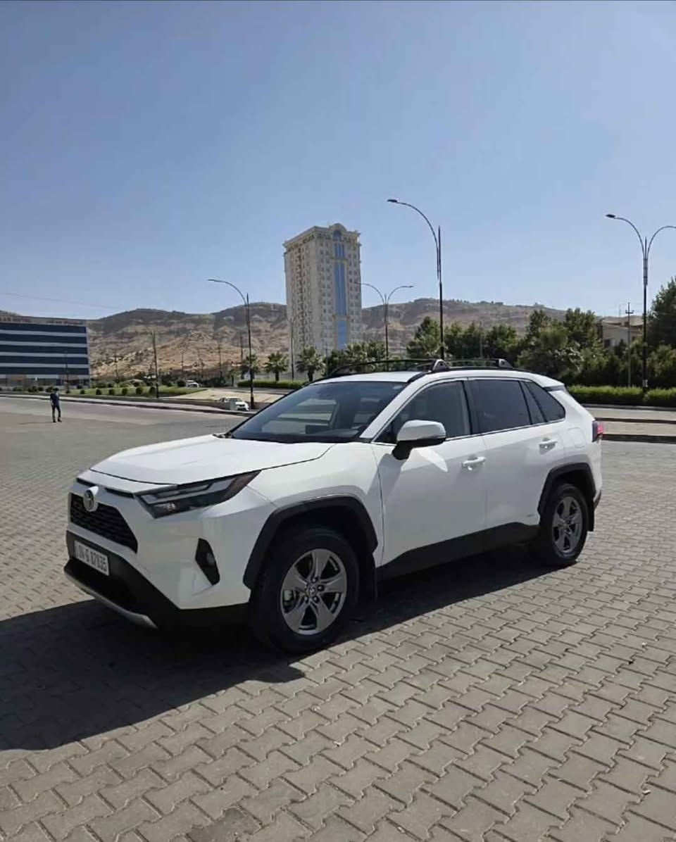 إعلان بيع سيارة تويوتا راف فور
​النوع والموديل: تويوتا راف فور (RAV4)، موديل 2025.
​الفئة: XLE هايبرد (HEV).
​اللون الخارجي: أبيض.
​العداد (الممشى): 26,278 كيلومتر.
​اللوحات المرورية: تحمل لوحات محافظة دهوك (24) مرقمة وجاهزة.
​استهلاك الوقود: اقتصادية جداً بفضل نظام الهايبرد، بمتوسط استهلاك مسجل يبلغ 6.3 لتر لكل 100 كيلومتر.
​المواصفات الداخلية والتقنية:
​شاشة وسطية حديثة تعمل باللمس تدعم نظام (Drive Connect).
​شاشة عدادات رقمية تعرض معلومات تفصيلية لنظام القيادة الهجين (ECO, CHG, PWR).
​المواصفات الخارجية:
​مزودة بسكك سقف علوية (Roof rails).
​عجلات ألمنيوم (جنوط) خماسية الأضلاع.
​الملحقات الإضافية: تأتي السيارة مع كتيبات الضمان ودليل المالك الأصلية لعام 2025، بالإضافة إلى حصيرة مطاطية لحماية أرضية الصندوق الخلفي.
​السعر: 28,000 دولار (280 ورقة).
​للتواصل والاستفسار: *********** دهوك, العراق
