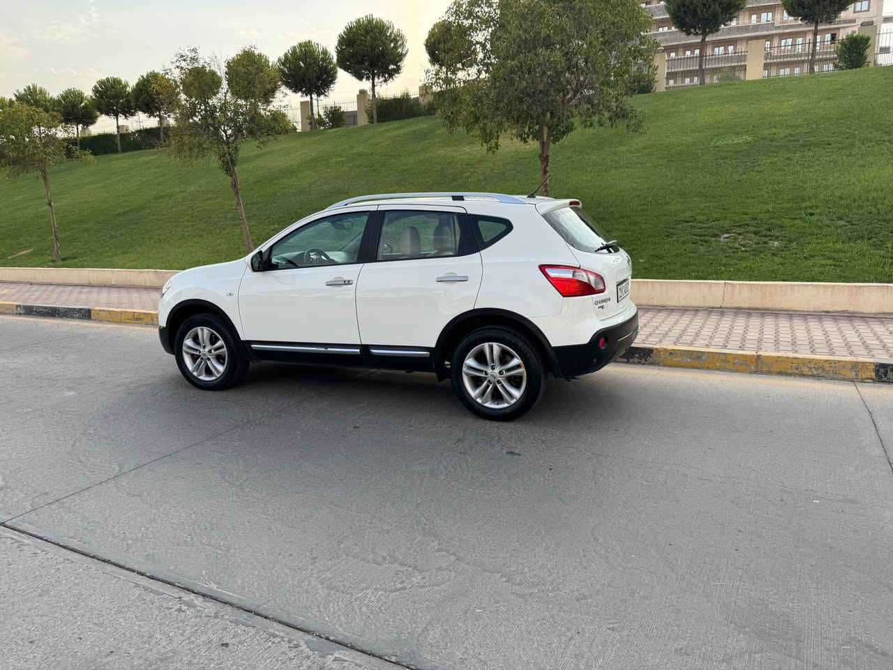 نيسان قه شقا موديل ٢٠١٤ ره نگى سپى به فرى 
مواسفات/ دبل گير  به سمه   تولى ده رگاو تولى سه قف   بلاجكتور  لايت عه ده سه   كوشن جلد  شاشه و كاميرا  ده عامى حاسه ى بيلاد 
سه ياره يه كى تا بلى جوانو تازه يه بى بوياخ ته نها ٥ په نجه كارتى هه يه له سونه ره كه يا دياره  ٢ به سمه ى بيلادى ماوه سفرى شه ريكه ى كوردوستانه  سه نه وى ره قه م تازه يه ١ دينار مه سره فى تيا نيه به شه رتى گيرو مه كينه و ته بريد و ته حويل  سه ياره كه زور تازه و جوان ماوه ته وه  ده عامى بو ده عامى به شه رت 
شوين/ سليمانى
ژ/م ***********
نرخ/ ١٢٢ گه لاو كه ميك مه جال السليمانية, العراق
