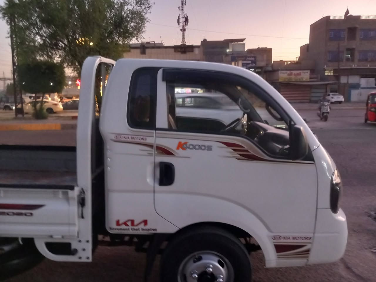 السلام عليكم سيارة كية فحل الرقم بغداد مكفولة كفالة عامة لا ضربة ولا صبغ محرك 4000 موديل2020  سيارة جديدة ماشي 94 تاير الخلفي 14 محرك جديد  مكان بغداد رقم تلفون ***********
