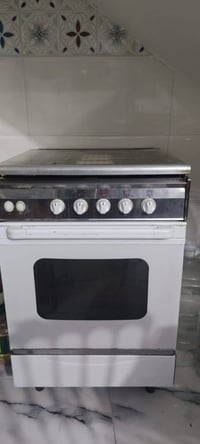 طباخ نظيف • كراسي متضررة • راشدية