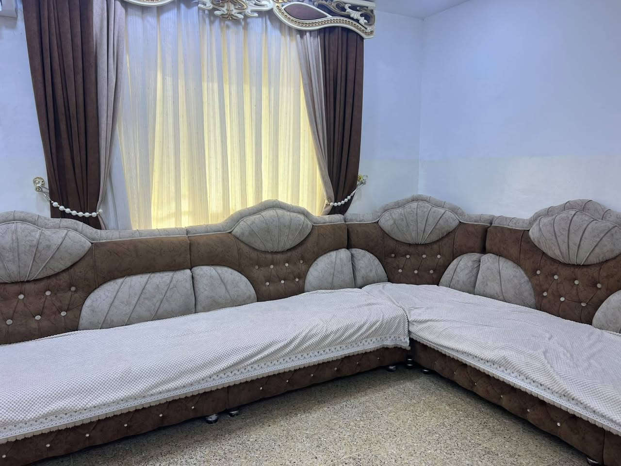 السلام عليكم طخم ديوان 9امتار بس مقعد واحد معيوب قماش الطخم 350وبي مجال حي السماح ***********

