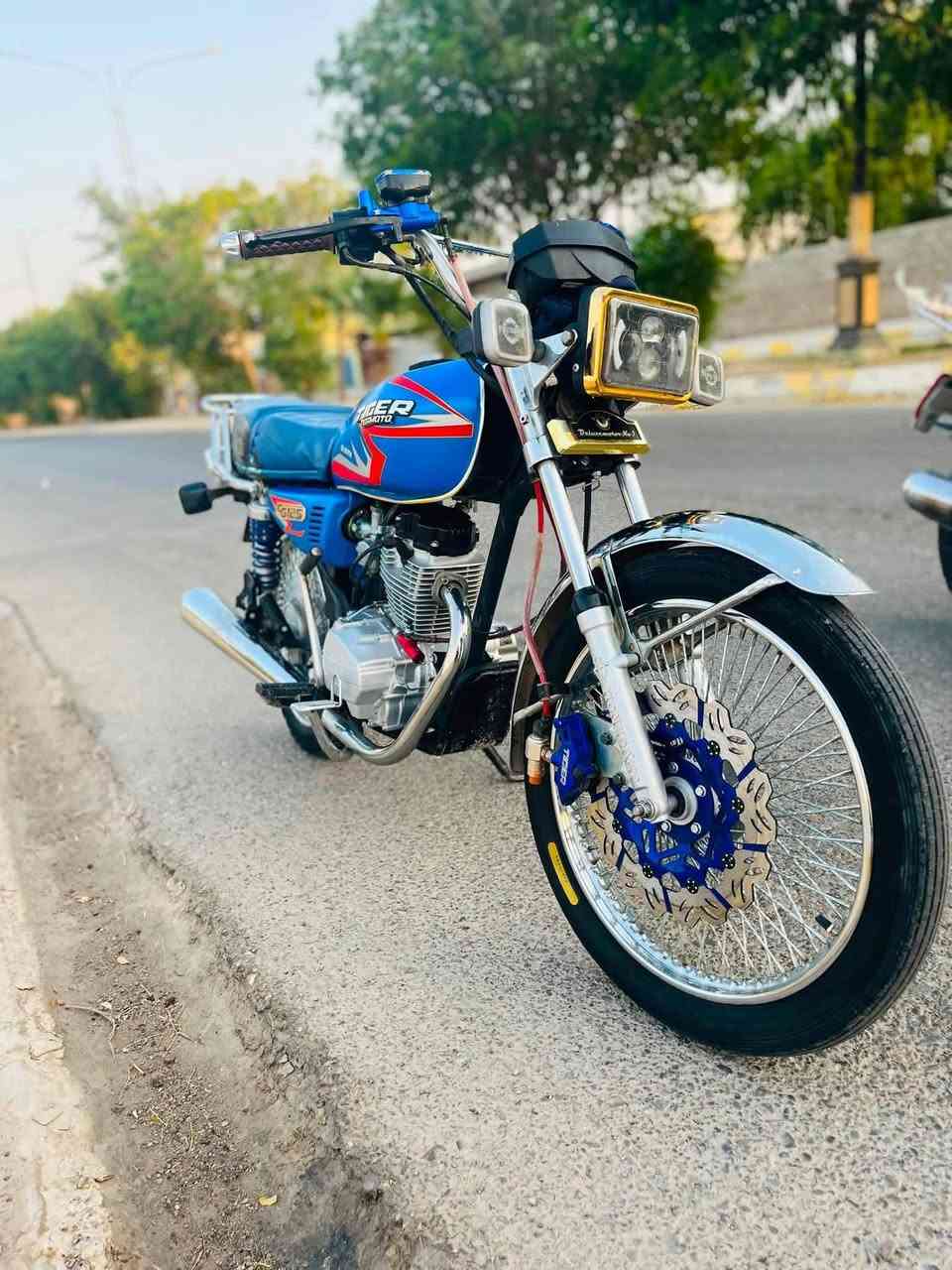 ماطور للبيع 2024 ماشي 9000 مامفتوح سعر 650 وبي مجال رقم ***********

