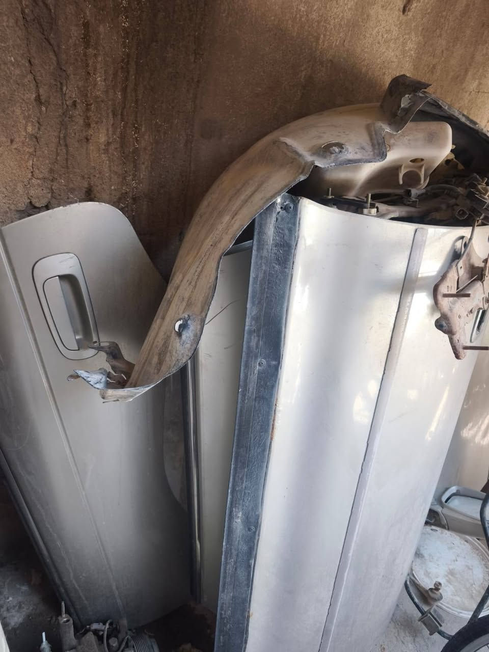 السلام عليكم غراض تفصيخ باب خلف السائق حاويه جديد قفالات خلفيه عدد ثنين يدات خارجيه وداخليه جام باب العبري والي خلفه لون ازرق مواطير جان كامله هيا والسجج ترايش جام 
العنوان البصرة الزبير 
***********
