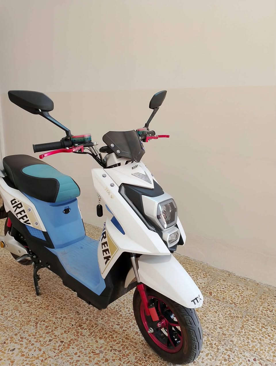 ماطور سكنس شحن للبيع ما يعوزو شي كبل تركب او تمشي خمس بطاريات 🔋
أشاير ➡️⬅️
ليت عالي ناصي 💡
ثلاث سرع 🏍️
نضام سرقه تشغيل عن بعد بصمه او اسويج 🔊
دبلات غاز 
التواصل ***********
