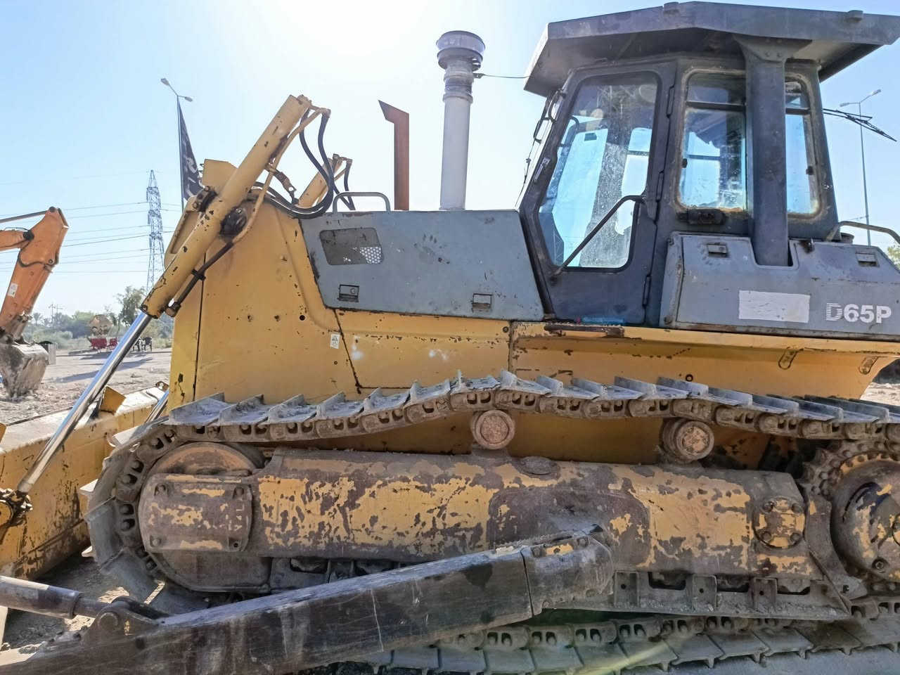 سلام عليكم بلدوزر للبيع رقم وسنويه
رقم واسط موديل 2004 للتفسير 
***********
***********
