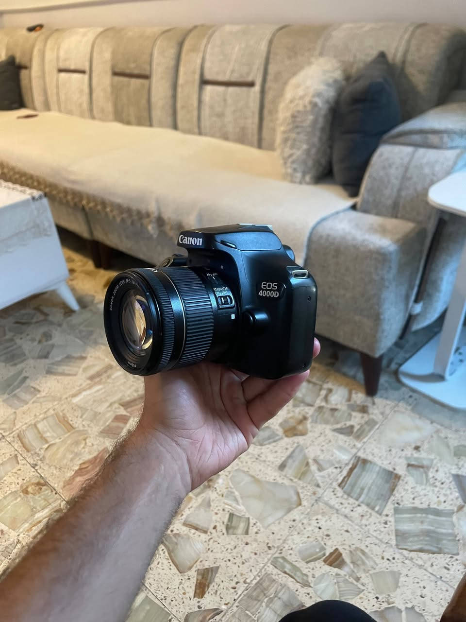 سلام عليكم كامره كانون D4000
المستشعر: APS-C بدقة 18 ميجابكسل.
 المعالج: DIGIC 4+.
 عدسة الكاميرا المرفقة: Canon EF-S 18-55mm f/4-5.6 IS STM (مزودة بمانع اهتزاز ومحرك تركيز هادئ).
 تصوير الفيديو: بدقة Full HD (1080p) حتى 30 إطاراً في الثانية.
 حساسية الضوء (ISO): من 100 إلى 6400 (قابل للتوسعة إلى 12800).
 نظام التركيز (Autofocus): 9 نقاط تركيز تضبط تلقائياً.
 الشاشة: شاشة LCD بحجم 2.7 بوصة ودقة 230 ألف نقطة.
 الاتصال: مزودة بخاصية Wi-Fi لنقل الصور مباشرة إلى الهاتف عن طريق تطبيق Canon Camera Connect.
 سرعة الالتقاط المستمر: 3 صور في الثانية.
 البطارية: LP-E10 تكفي لتصوير نحو 500 صورة بالشحنة الواحدة.
سعر خاص وتساب ***********
