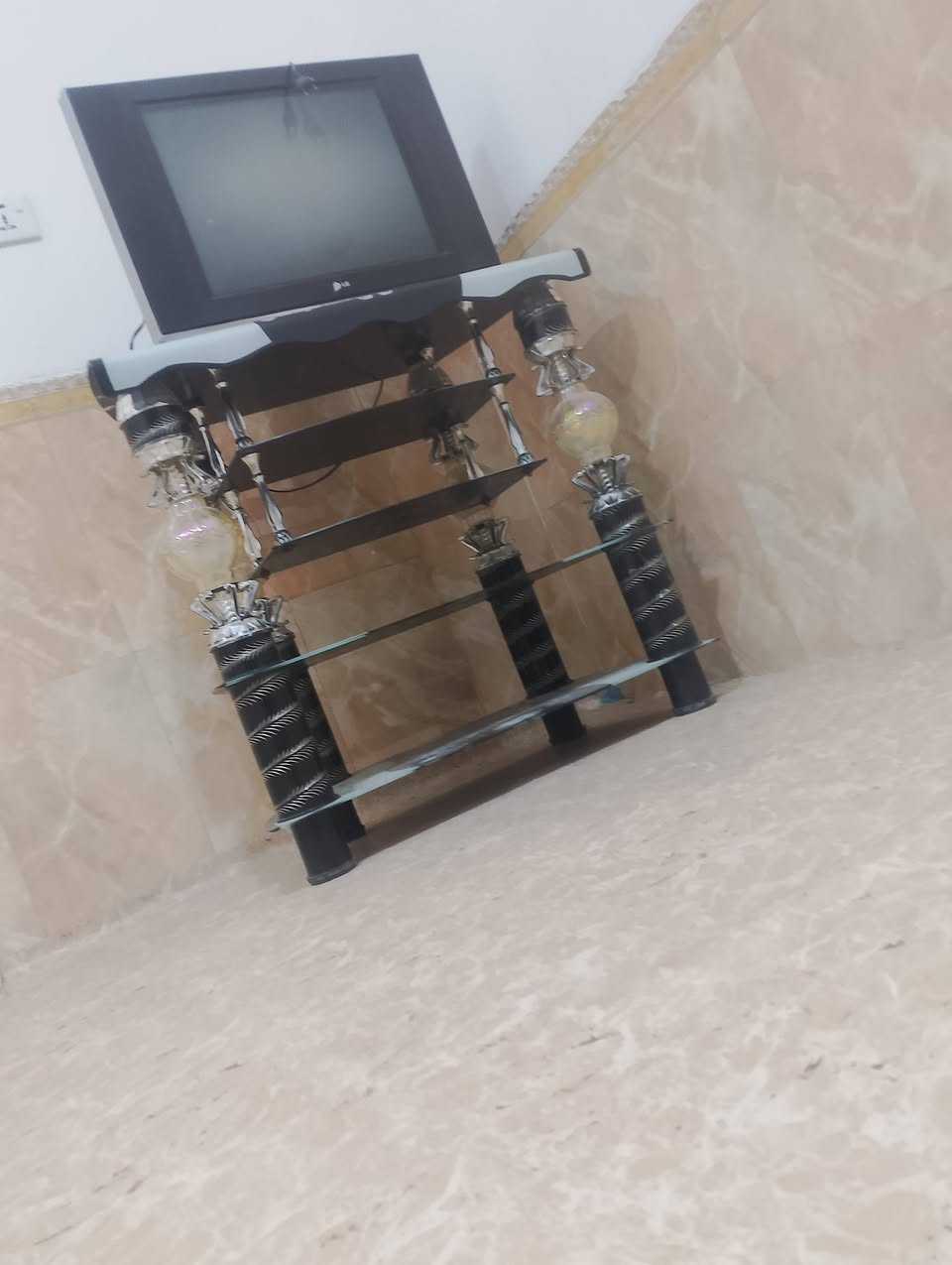 السلام عليكم ميز وتلفزيون اللبيع السعر 30وبي مجال حك الجيه هاذ رقمي بي وتساب *********** مكاني سوق الشيوخ بل نواشي
