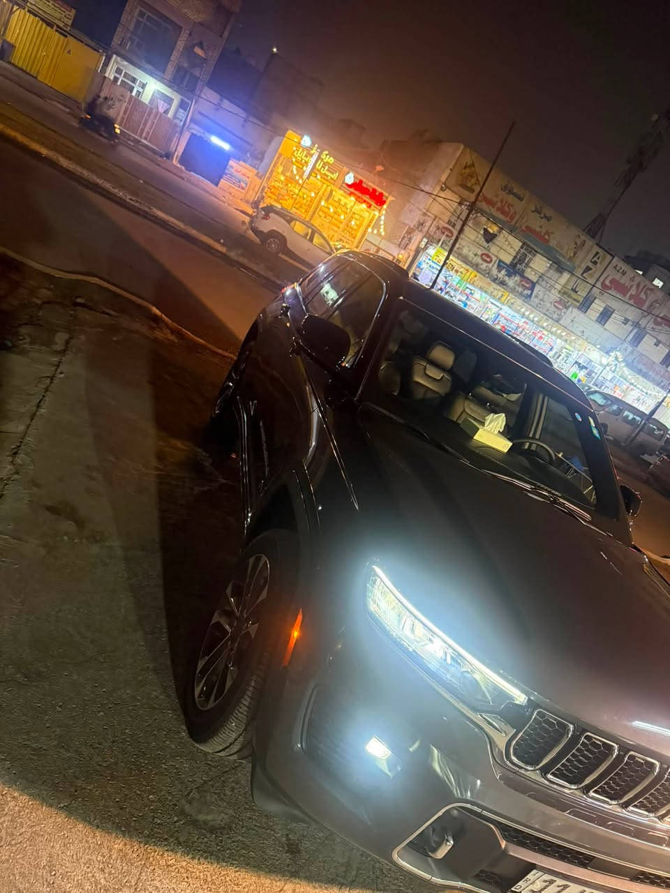 للبيع Jeep Grand Cherokee Overland 2024 – 5 ركاب 🔥🔥
سيارة أوفرلاند فل مواصفات، وارد أمريكي، فخامة وراحة وقوة 👌

🔹 محرك 6 سلندر 3.6 لتر
🔹 قوة 293 حصان
🔹 دفع رباعي 4×4
🔹 قير أوتوماتيك 8 سرعات
🔹 تعليق هوائي رفع ونزول
🔹 بانوراما
🔹 مقاعد جلد كهربائية
🔹 مساج للمقاعد الأمامية 💆‍♂️
🔹 ذاكرة مقاعد السائق والراكب
🔹 تدفئة وتبريد المقاعد
🔹 تدفئة المقاعد الخلفية
🔹 تدفئة المقود
🔹 كاميرات وحساسات
🔹 رادار أمامي
🔹 مثبت سرعة ذكي
🔹 المحافظة على المسار
🔹 النقطة العمياء
🔹 فرملة طوارئ
🔹 بصمة وتشغيل عن بُعد
🔹 باب خلفي كهربائي
🔹 شاشات
🔹 Apple CarPlay
🔹 جنوط 20 إنج
🔹 LED كامل

سيارة راقية جداً ومواصفاتها كاملة، راحة وفخامة وقوة. 
حدثها باب الخلفي ودعميه الخلفيه الباب مبدل نفس الون. والدعاميه مصلحه مابيها اي صبغ. فقد بل دوسه مال الباب كد شبر. 

📍 الموقع: حي القاهره. ……..
📏 الممشى: 8500ميل ……..
🎨 اللون: رصاصي
💰 السعر: 37500$……..
📞 رقم الهاتف: ***********……..

للتواصل الجاد فقط، السيارة تستحق المشاهدة. �
